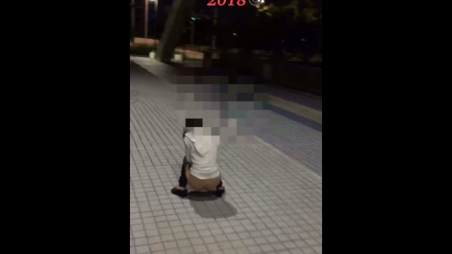 いつ誰が来るか解らない、大きな橋で放尿させました。Public place　pee