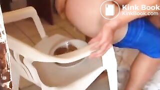Hot guy shitting and pissing on plate