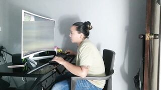 enseñando a mi madrastra a jugar video juegos se sienta y me pone encima su gran culo