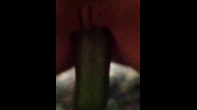 I insert a cucumber in my pussy