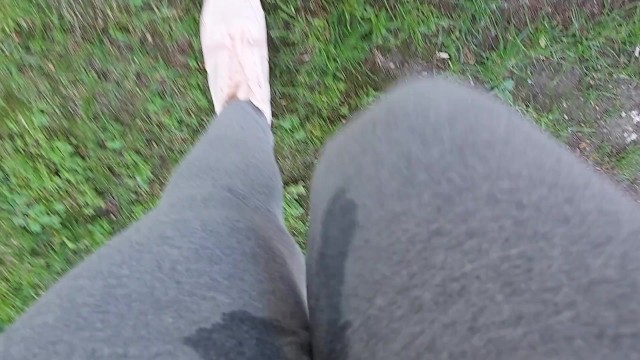 Nicoletta gets her yoga pants completely wet in a public park - Extreme pee exposed