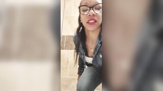 Uniqueen peeing and slurping it off the bathroom floor come see me be disgusting daddy