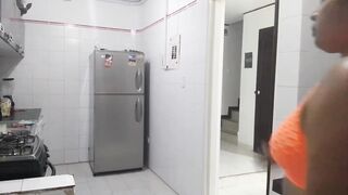 mientras mi madrastra organiza la cocina yo me masturbo viendo su enorme culo