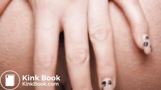 Ma copine montre comment elle fait caca en gros plan