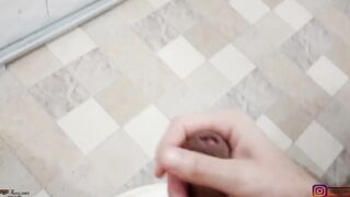 Encuentro a mi novio masturbandose en el baño y le doy una rica mamada -porno en español