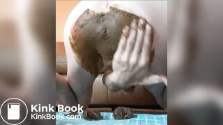 Je joue avec mon sale zizi, je fais caca, jétale et je sperme