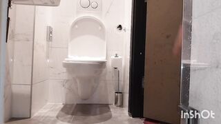 Incontro uno sconosciuto e mi faccio scopare in bagno