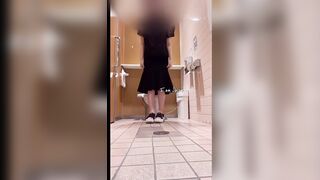 Masturbation in a public toilet ♡ I tried standing with a crab crotch!