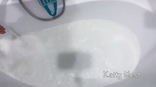Русская малышка Кэтти Вэст пописала в ванной, кончила и бреет свою киску