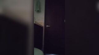 Colegiala argentina orinando en baño publico