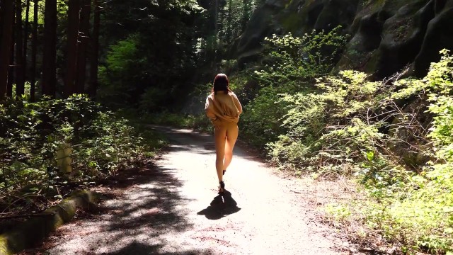 【全裸歩行】夏はもうすぐ目の前。綺麗な木漏れ日の中、全裸でお散歩♪