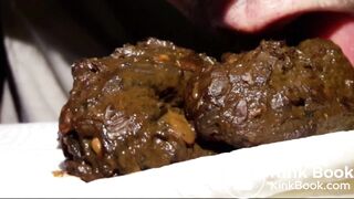 Je fais caca dans ma main, je déguste ma crotte et je jouis dessus