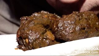 Je fais caca dans ma main, je déguste ma crotte et je jouis dessus