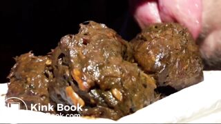 Je fais caca dans ma main, je déguste ma crotte et je jouis dessus