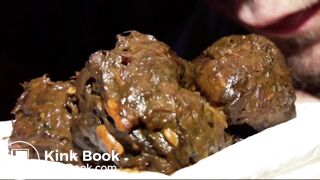 Je fais caca dans ma main, je déguste ma crotte et je jouis dessus