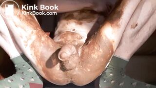 Masturbation scato, je défèque, j'étale partout et je jouis dans le caca