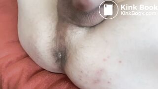 Je masturbe ma grosse verge au dessus de mon anus qui pète fort, je jouis