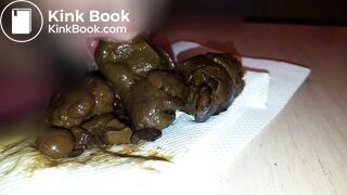 Je pousse un beau gros caca et je m'excite dessus, dégustation, sperme sur la crotte