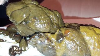 Je pousse un beau gros caca et je m'excite dessus, dégustation, sperme sur la crotte