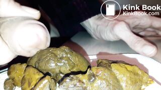 Je pousse un beau gros caca et je m'excite dessus, dégustation, sperme sur la crotte