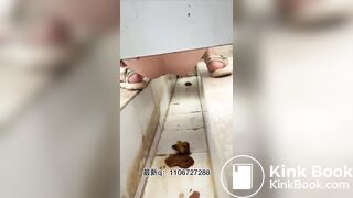 The Girl Defecated In The Dirty Toilet 36