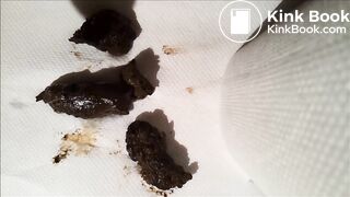 Je fais caca à quatre pattes et je me fais plaisir en regardant des clips scatos