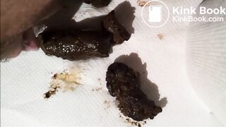 Je fais caca à quatre pattes et je me fais plaisir en regardant des clips scatos