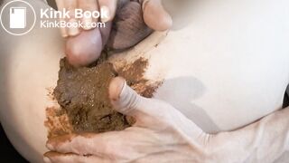 Je m'encule dans mon caca, je défèque dans ma main, je frotte mon sexe et j'éjacule