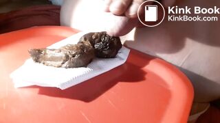 Je fais un gros caca, je joue avec, je pète fort et j'éjacule dessus