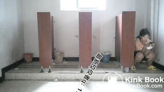 Beautiful women pooping in the toilet 33