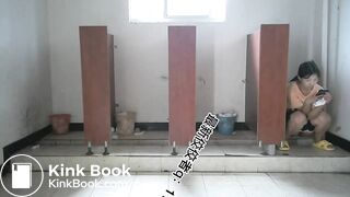 Beautiful women pooping in the toilet 33