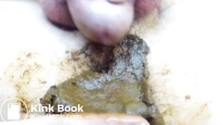Un bon gros caca couvert de sperme, de pisse et puis encore de sperme...