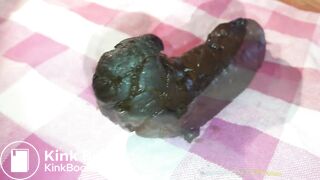 Un énorme caca dodu que j'expulse hors de mon cul, je déguste, j'éjacule 2x dessus