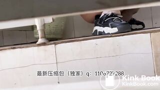 Beautiful women pooping in the toilet 40