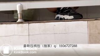 Beautiful women pooping in the toilet 40