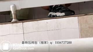 Beautiful women pooping in the toilet 40