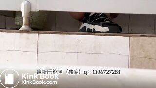 Beautiful women pooping in the toilet 40