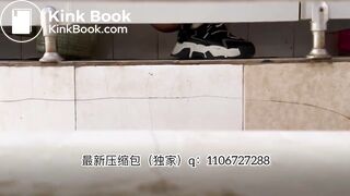 Beautiful women pooping in the toilet 40