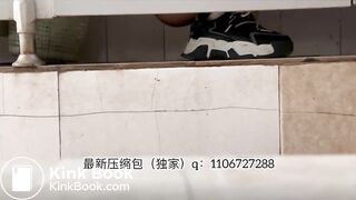 Beautiful women pooping in the toilet 40