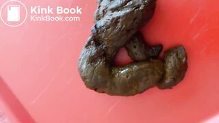 Je dépose une belle charge fécale et j'éjacule dessus