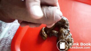 Je dépose une belle charge fécale et j'éjacule dessus