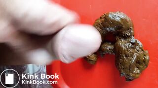 Je dépose une belle charge fécale et j'éjacule dessus