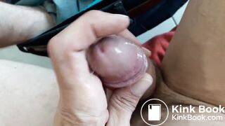 Je dépose une belle charge fécale et j'éjacule dessus