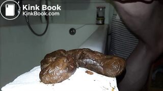 Un joli boudin brun me sort de l'anus, dégustation, masturbation, éjaculation