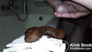 Un joli boudin brun me sort de l'anus, dégustation, masturbation, éjaculation