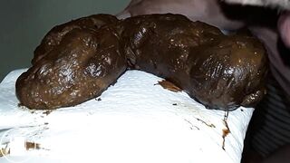 Un joli boudin brun me sort de l'anus, dégustation, masturbation, éjaculation