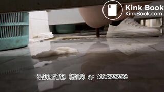 Beautiful women pooping in the toilet 40