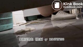 Beautiful women pooping in the toilet 40