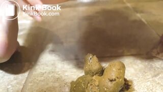 Ma nana doit faire caca, elle se soulage devant moi