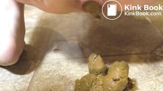 Ma nana doit faire caca, elle se soulage devant moi